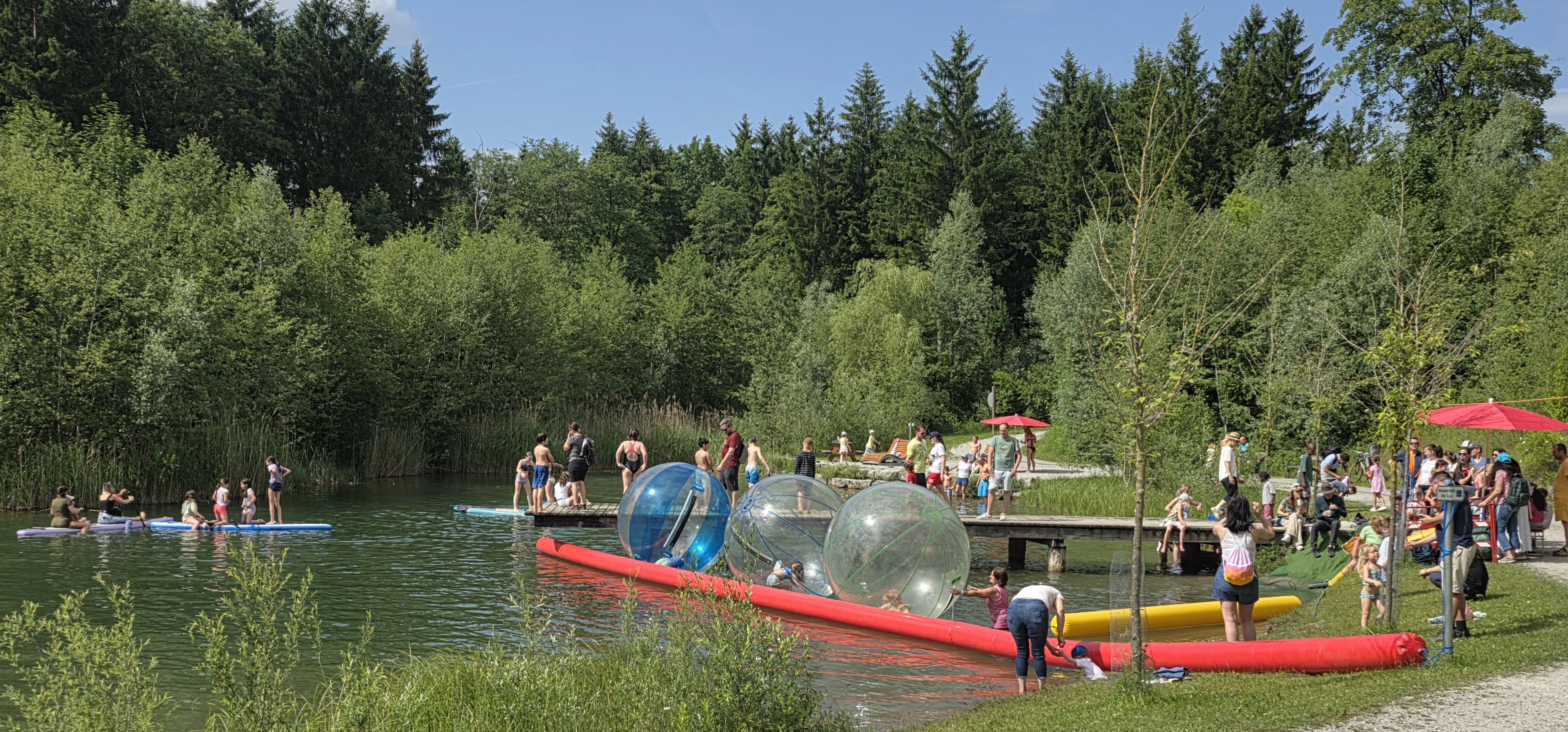 Bälle am Wasser bei einem Sommerfest