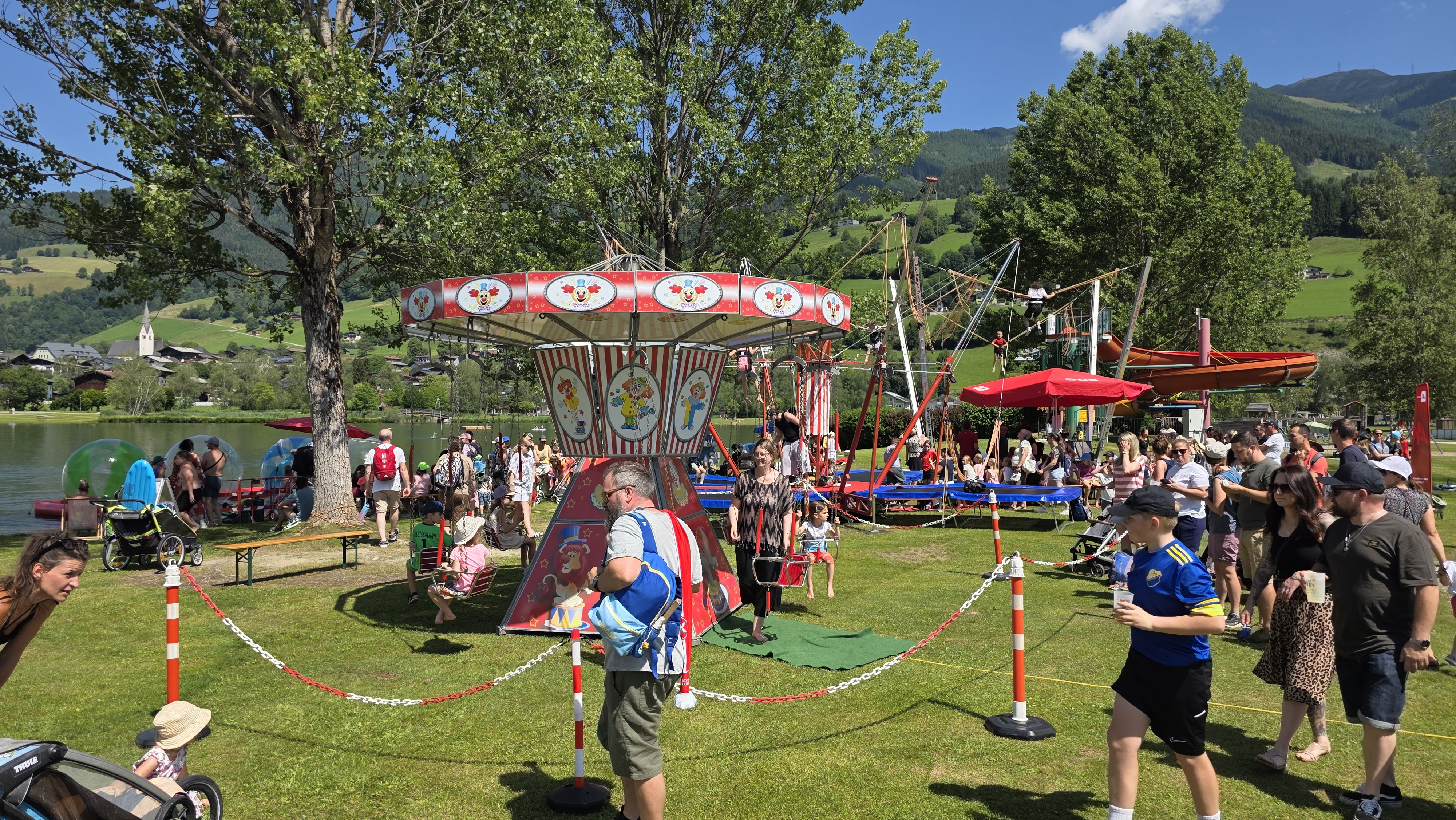 Kinderkarussell, Trampoline und Waterbubbles bei einer Veranstaltung