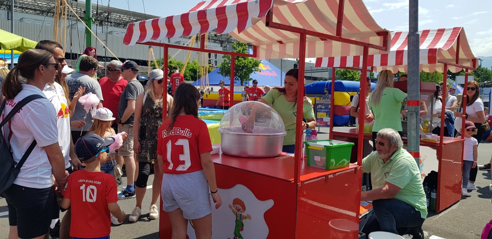 Zuckerwatte und Marktstände mit Besuchern